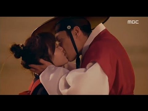 KISS SCENE Kim Seul-Gi & Yoon Doo-joon Splash Splash Love- 퐁당퐁당 LOVE 뽀뽀 -  YouTube