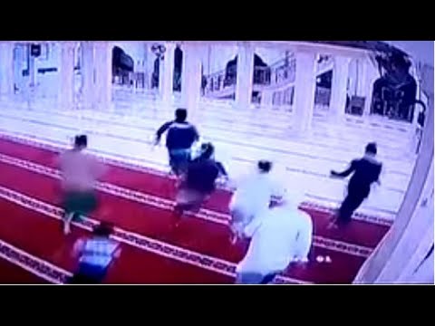 Worshippers flee from Bali mosque moments before debris falls during earthquake
