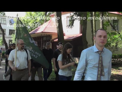 Video: Tuo tarpu Indijoje: apleistas šuniukas, kurį priėmė beždžionė