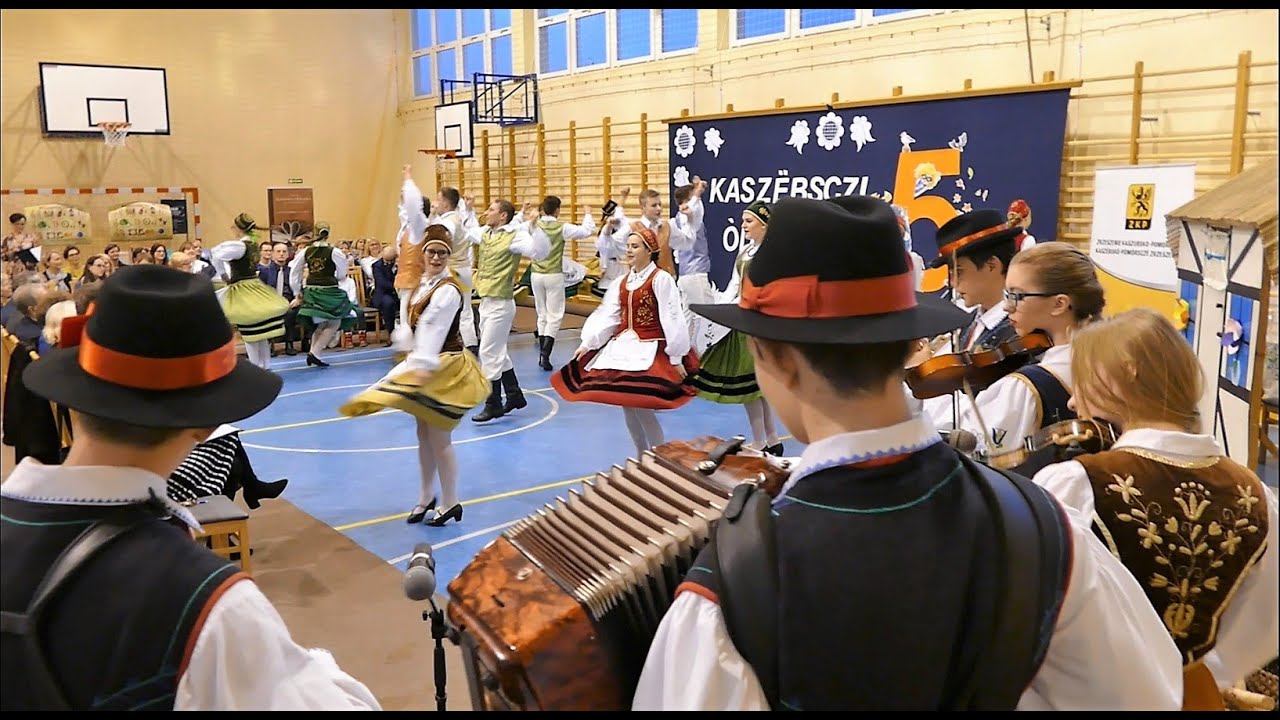 Promocja podręcznika „Kaszëbsczi òdkriwca”- Zespół Pieśni i Tańca „Sierakowice”