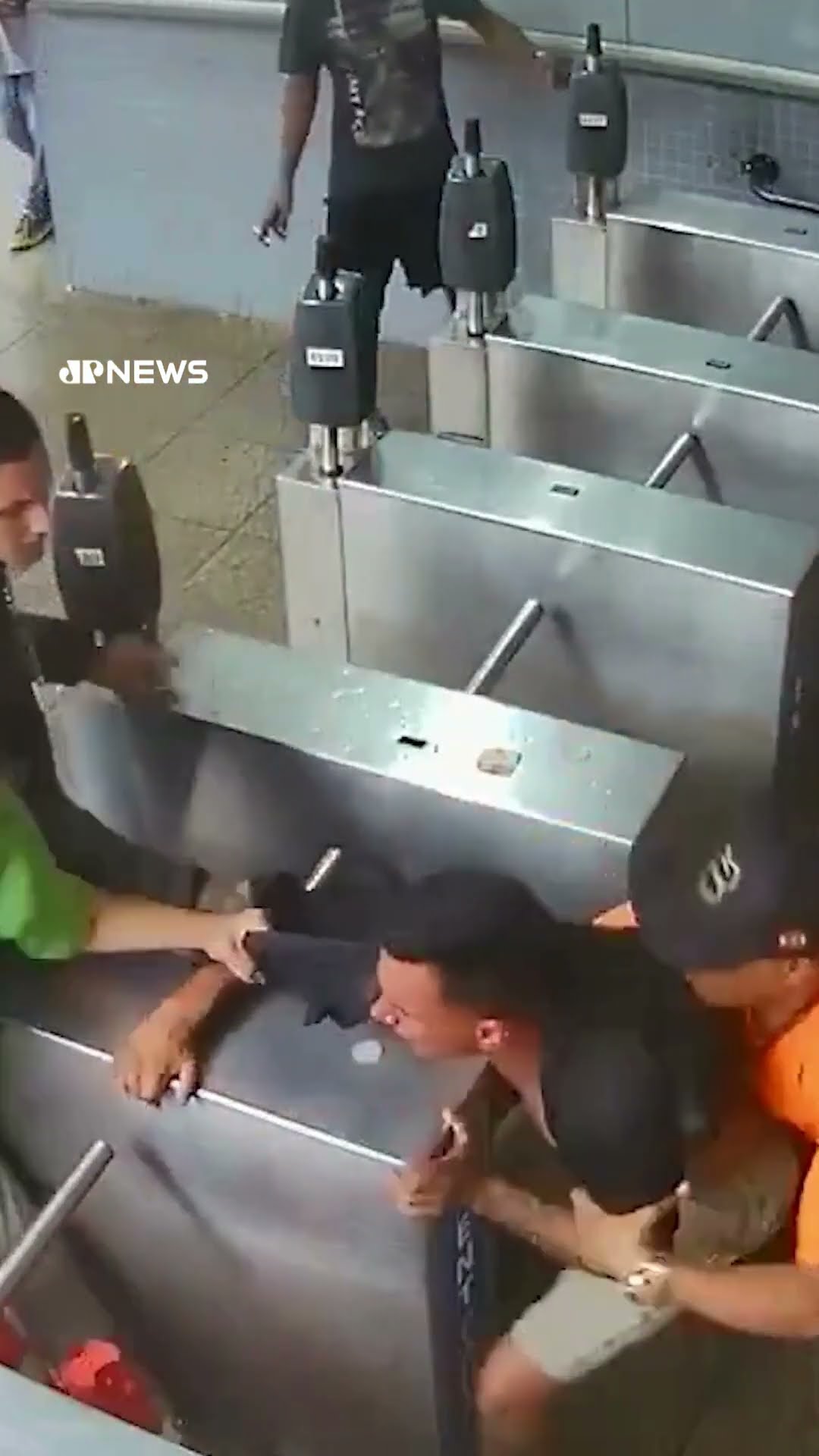 Homem é atacado com facão de açougue durante briga em terminal de ônibus em SC; assista
