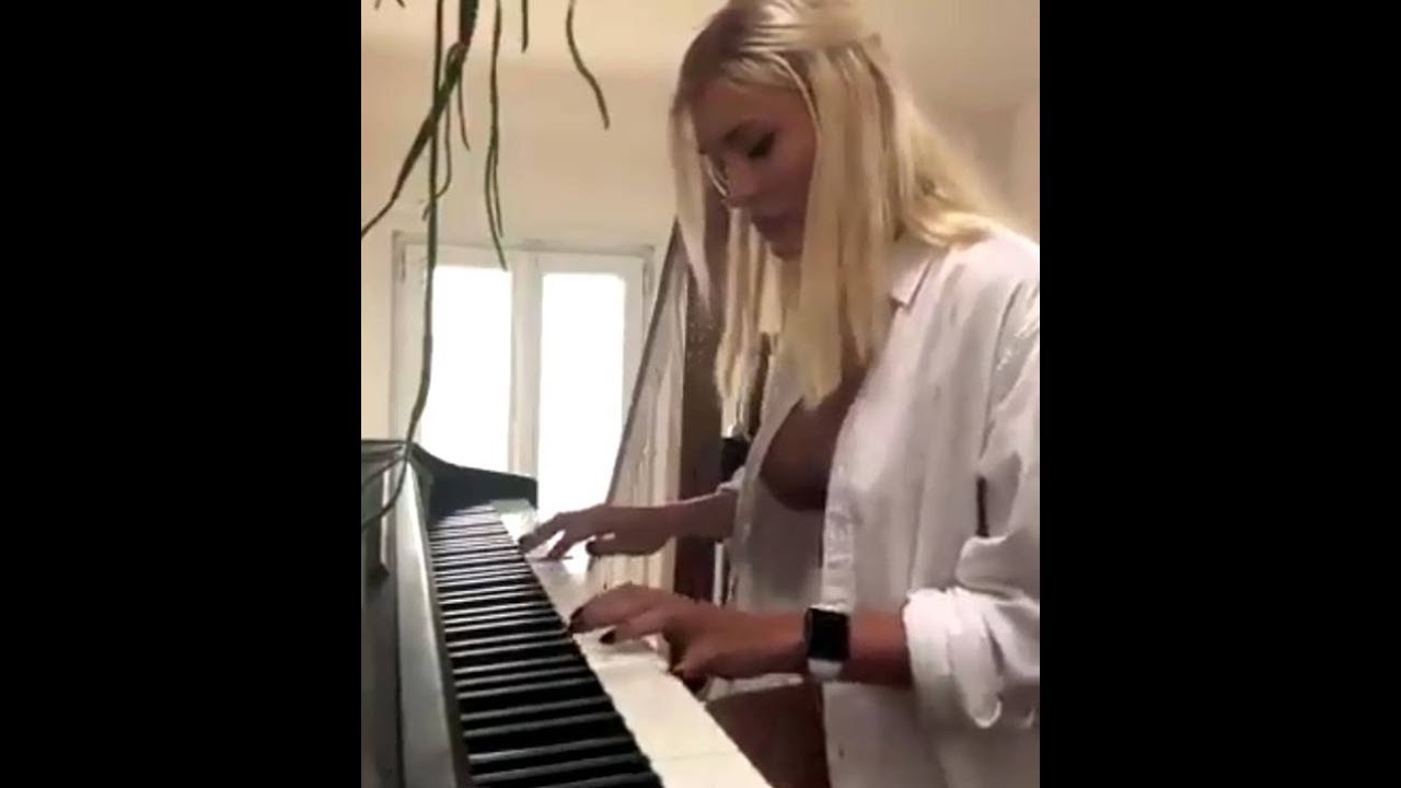 Голая девушка на рояле