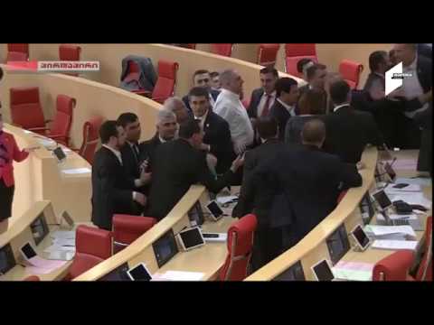 ზაზა პაპუაშვილის გამოსვლის შემდეგ დაპირისპირება გაგრძელდა