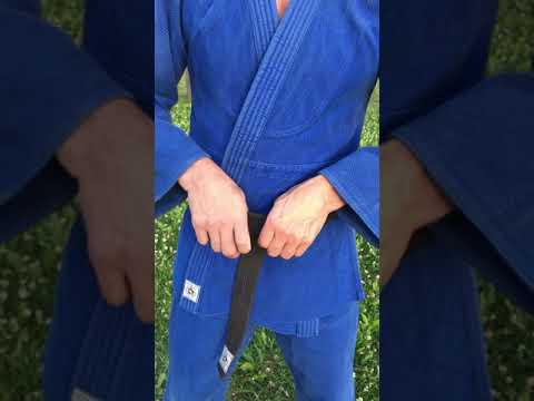 Video: 3 spôsoby, ako štylizovať kimono