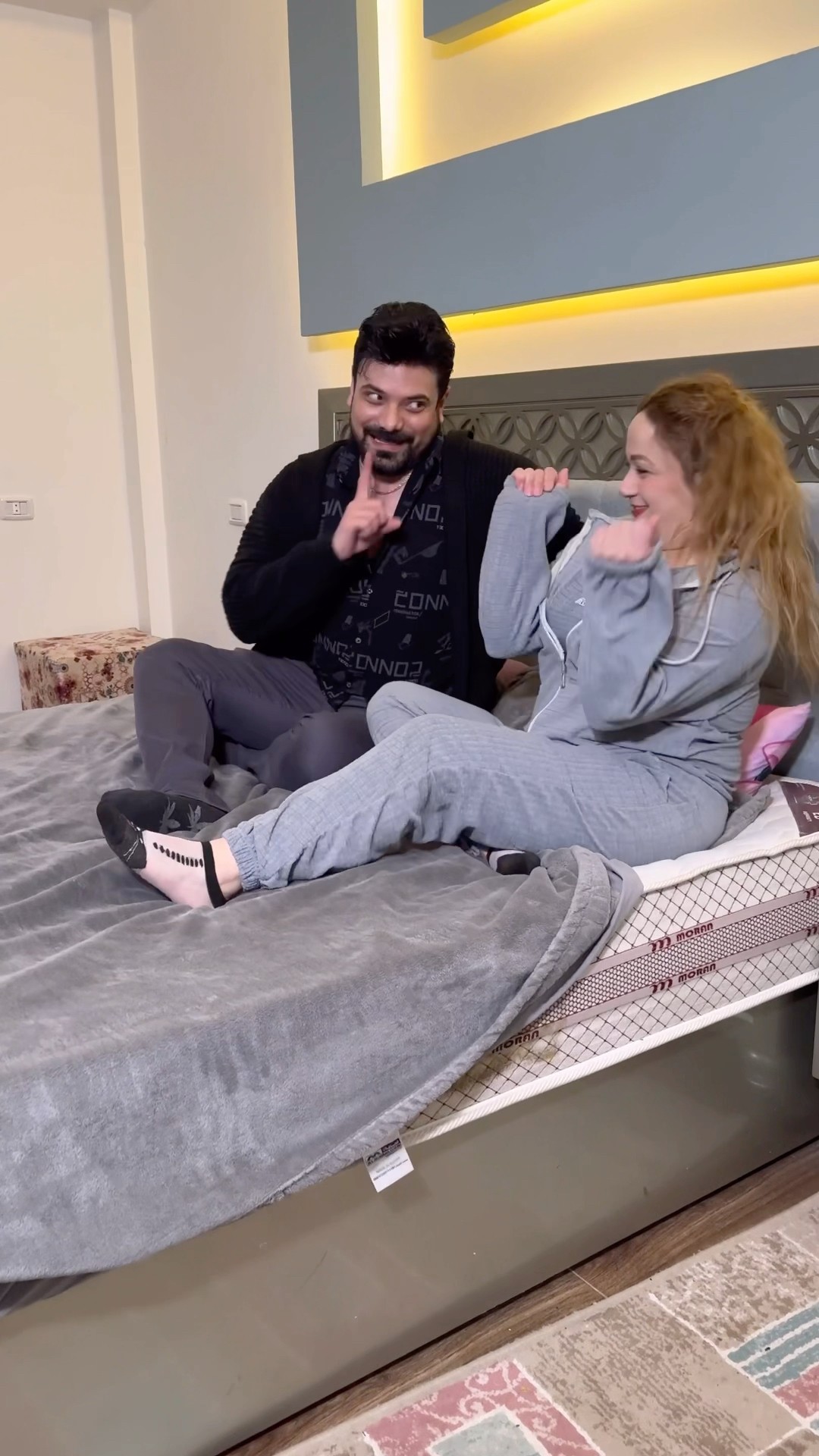 بدو يعمل رومانسيه معها ولكن