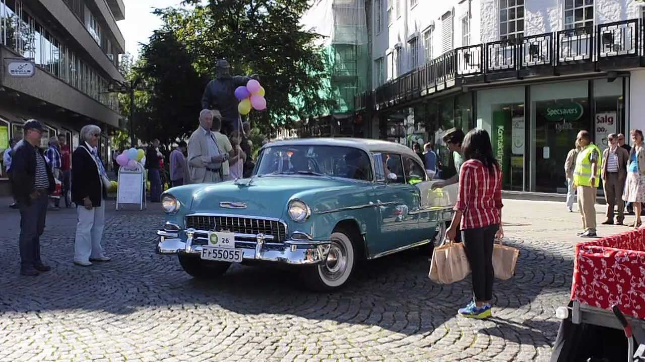 Veteranbiler gjennom Sandvika by. Veteran Cars in Sandvika, Norway.