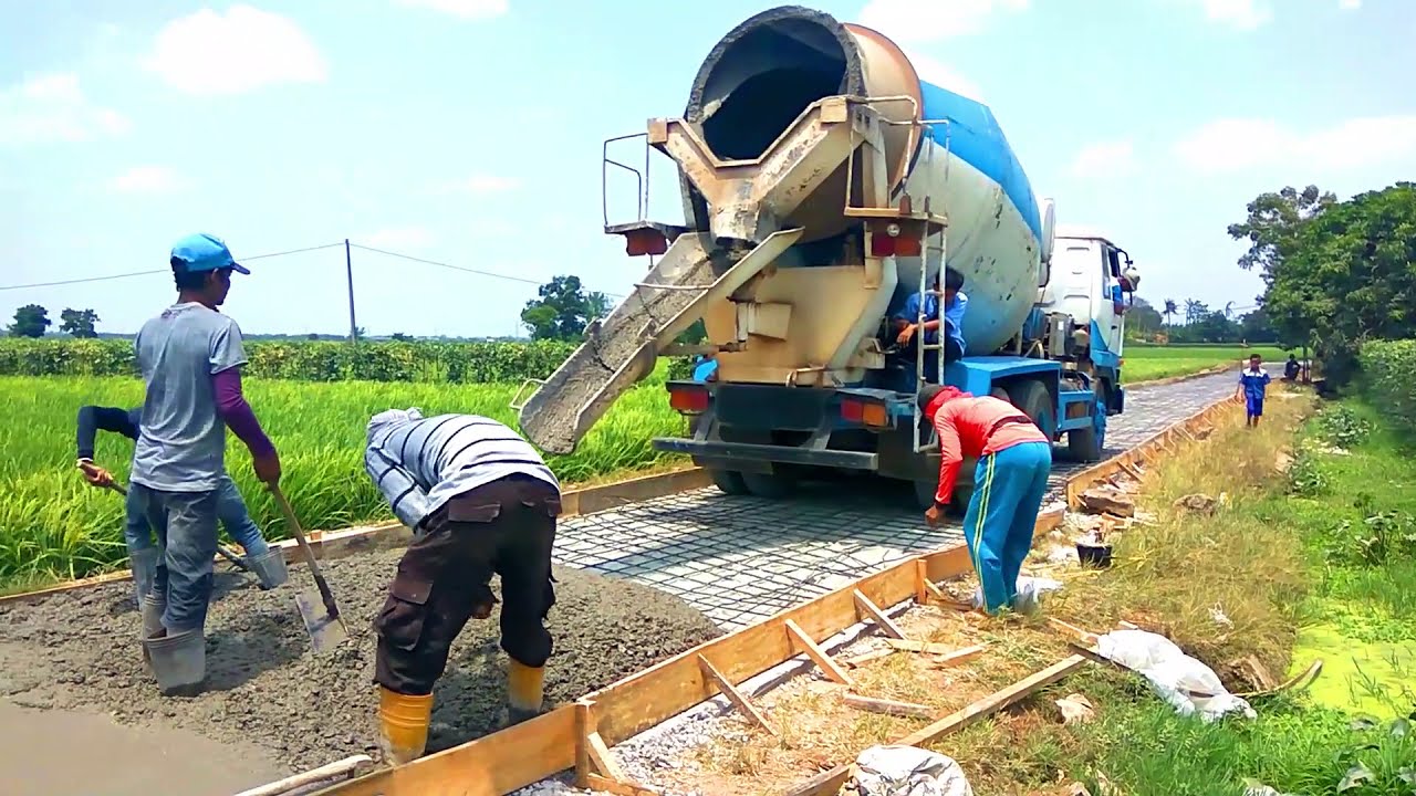  TRUK  MOLEN  MIXER BESAR  SEDANG MELAKUKAN PROSES PENGECORAN 