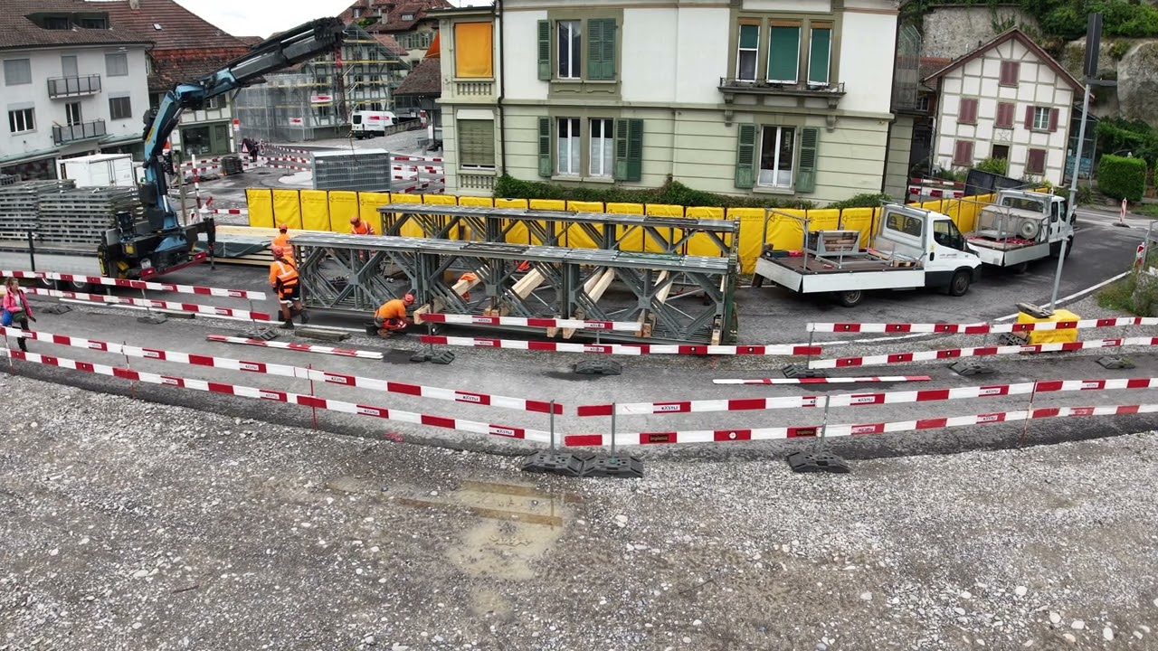 2025-07-28 Anlieferung und Zusammenbau der temporären Hilfsbrücke für Zufussgehende und Radfahrende
