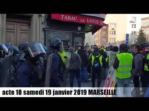 Un homme en kimono défi les crs (acte 10 gilets jaunes )