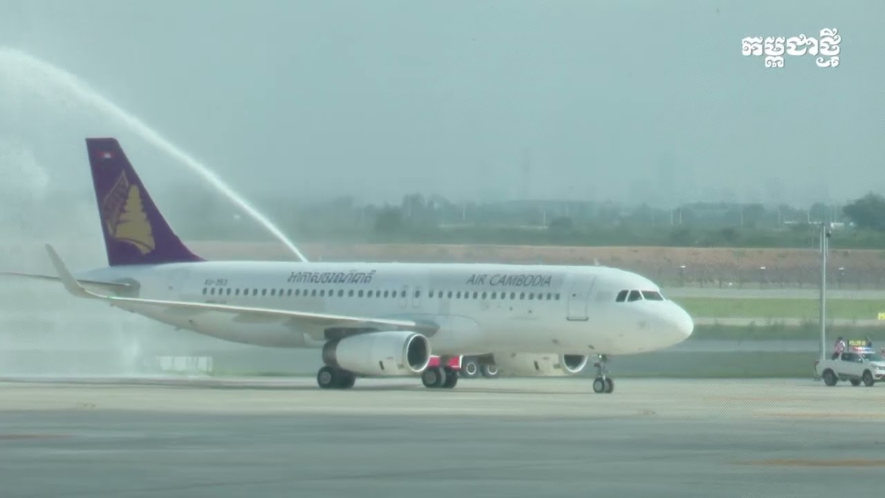 យន្តហោះ Air Cambodia និង Singapore Airlines ​ដឹក​អ្នក​ដំណើរ​​ជាង ២០០នាក់ ​ចុះ​ចត​មុនគេនៅព្រលានតេជោ