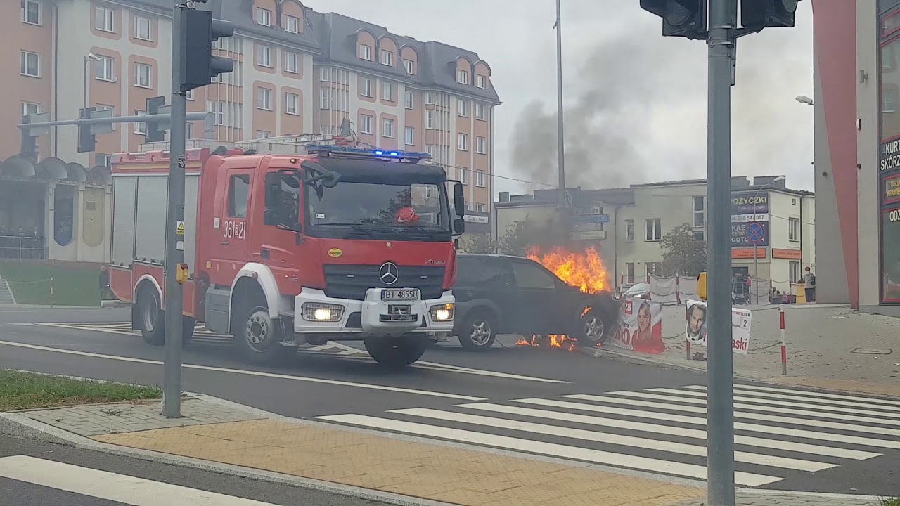 Pożar samochodu na skrzyżowaniu Legionów i Polowej