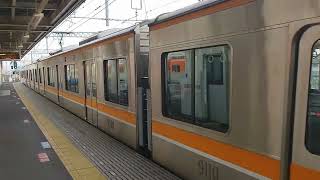 ゆっくりと尼崎駅を発車する阪神電車9000系。