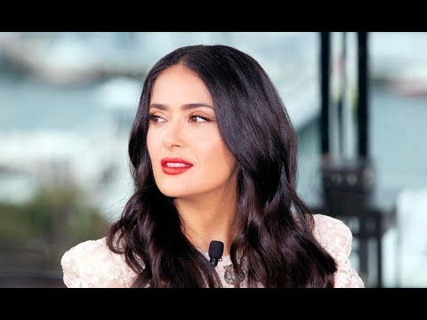 Video: Lebih Baik Dari Masa Muda: Salma Hayek, 54 Tahun, Membanggakan Sosok Sempurna Dalam Balutan Bikini