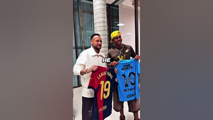 Lamine Yamal played street football in Brazil wearing a Raphinha jersey. 🤣💀