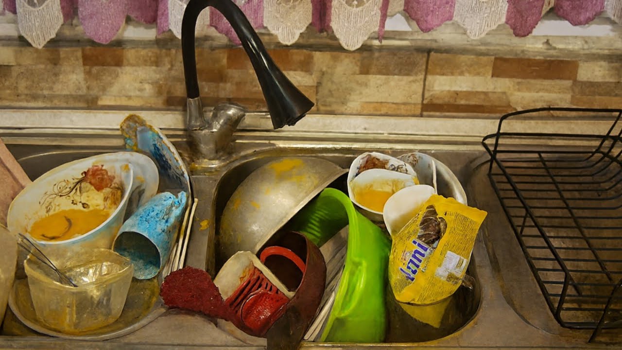 The Hidden Motion of Stains in Silent Waves