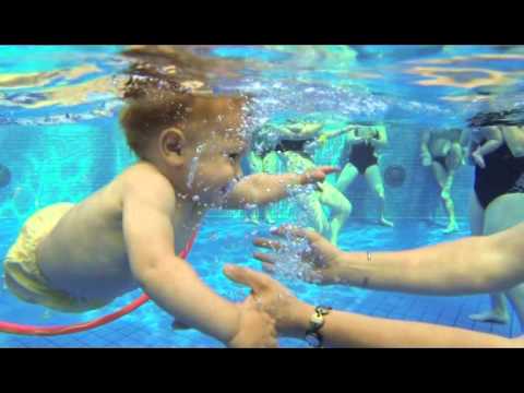 Videó: Csecsemő úszás: Milyen Előnyei Vannak?