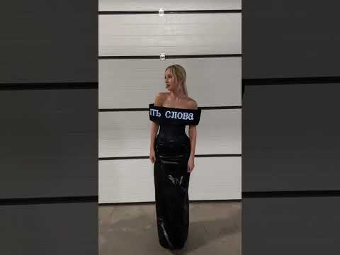 Клава Кока вышла на красную дорожку премии Муз-ТВ в платье, транслирующем её мысли.
