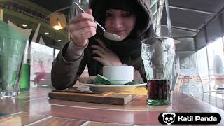 Dilenci Kıza Para Karşılığı İlişki Teklif Ediyor Dilenci Kıza Para Karşılığı İlişki Teklif Ediyor