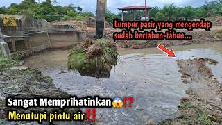 Sangat memprihatinkan😱⁉️menutupi pintu air||lumpur parit yang mengendap sudah bertahun-tahun‼️