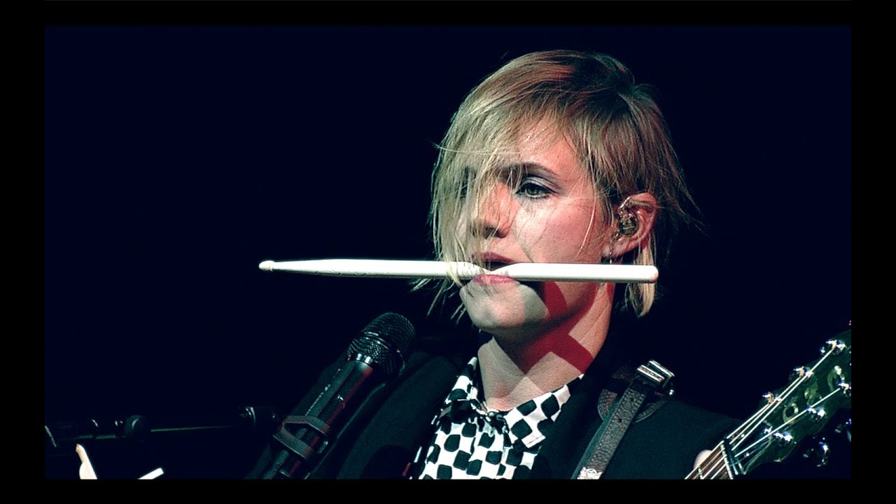 Tonton Baskery - Throw A Bone - Live at Linz Arena di YouTube Tonton Baskery - Throw A Bone - Live at Linz Arena di YouTube