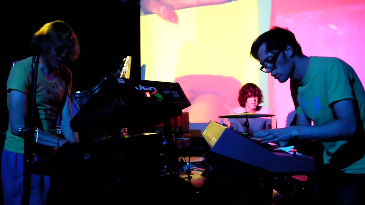 RUNNERS - SPACE PORSCHE (Live at Yes Way Festival, August 2010)