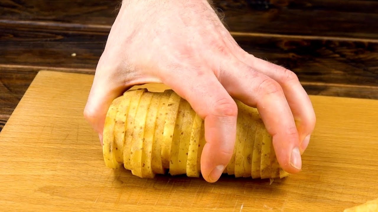 Corte 3 batatas assim as coloque na forma. Com azeite e sal fica um máximo!