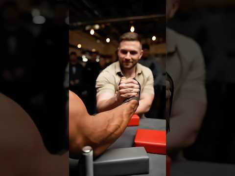 عندما تسوء الثقة لاعب كمال أجسام مصارعة الأذرع فيروسي صادم شورت