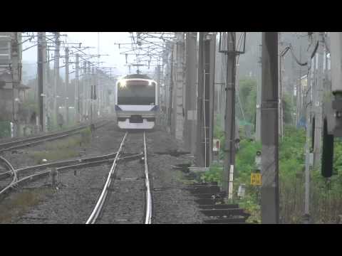 佐貫駅に向かって一直線に走行してくる上野東京ライン常磐線特別快速E531系