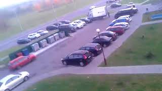 Гродно. Девушка выкидывает вещи из окна Гродно. Девушка выкидывает вещи из окна