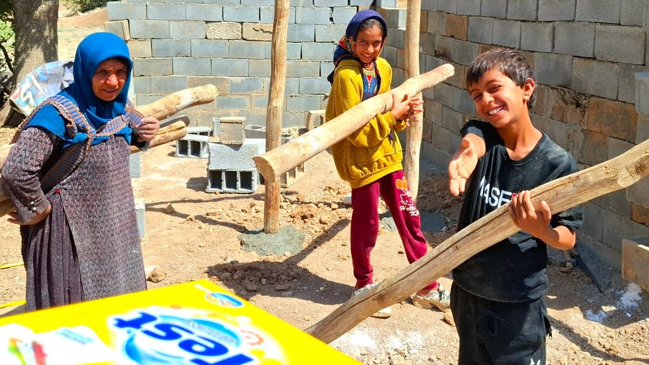 Бездомная Марьям: кочевая женщина и трудности строительства деревянной крыши