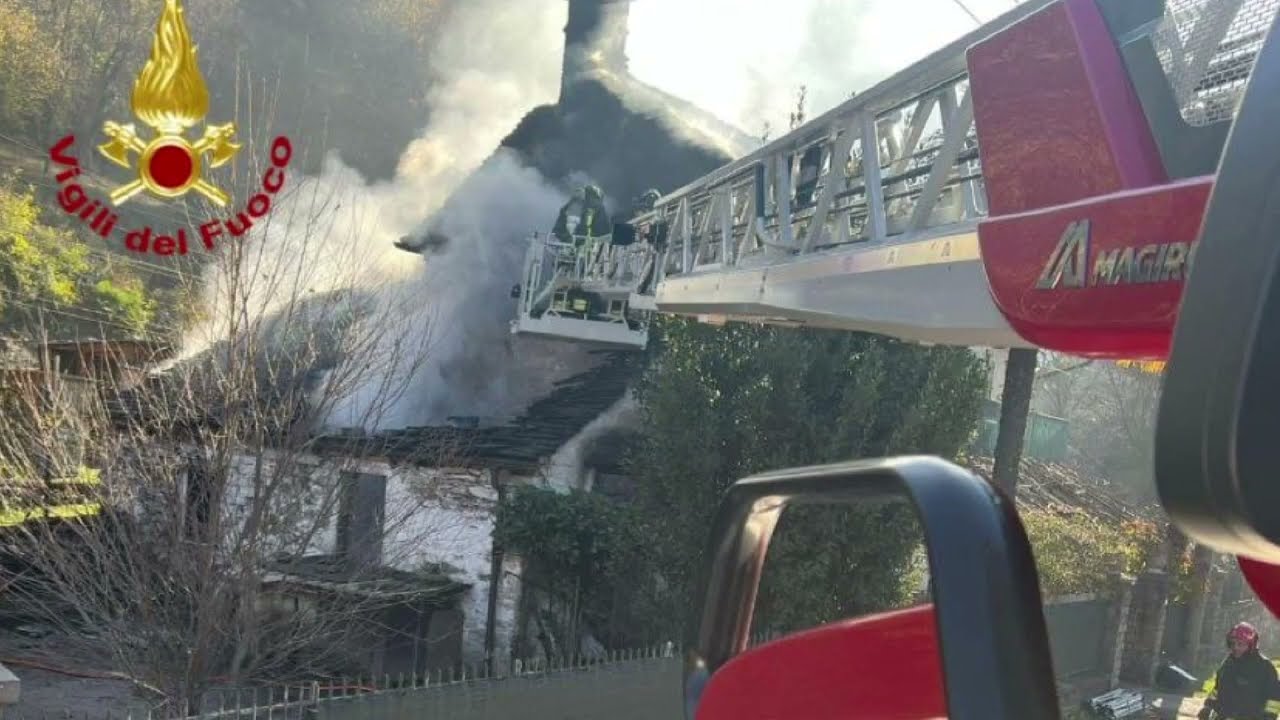 Pauroso incendio nella notte a Craveggia. Casa distrutta dalle fiamme.