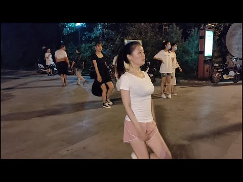 还记得穿紧身衣的花花吗？今天有丹丹、妮妮和花花，三大美女你更爱看哪个？歌曲《朋友陪你醉》