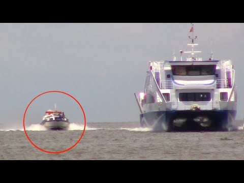 Thumbnail for Cuộc đua không cân sức với tàu siêu cao tốc/speedboat race