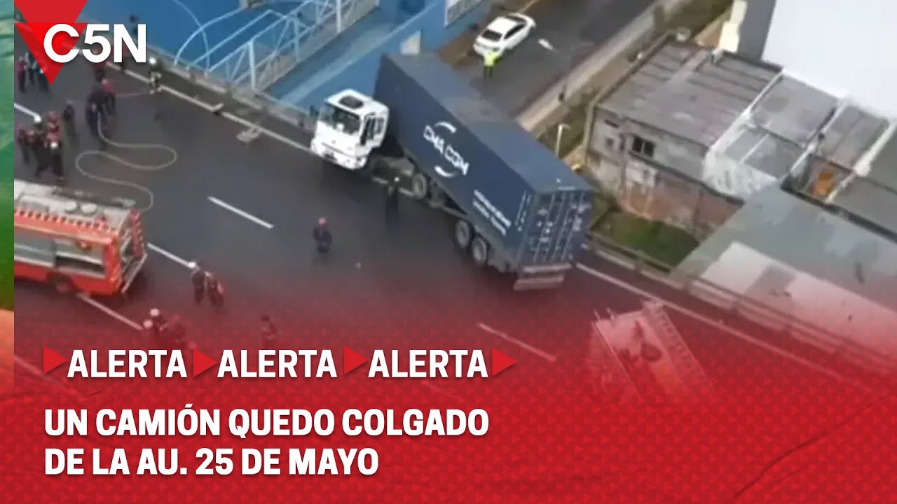 Un camión quedo colgando en la autopista 25 de mayo; los bomberos lograron rescatar al conductor