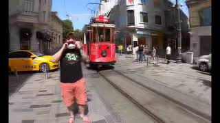 Taksim Meydanı'nda Soyundu