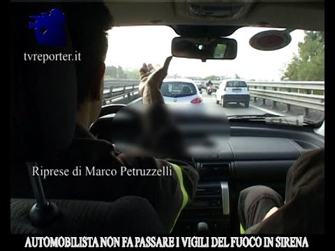 VIGILI DEL FUOCO IN SIRENA RALLENTATI DA AUTOMOBILISTA IDIOTA