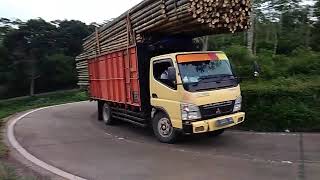Truk muatan bambu hampir kehabisan nafas Di tikungan