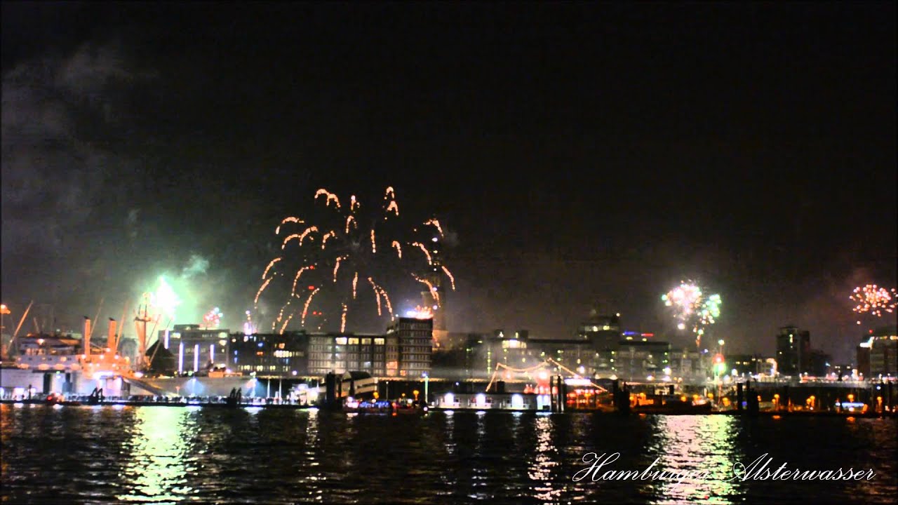 Silvester in Hamburg an den der Elbe mit Blick auf Hamburg 2016