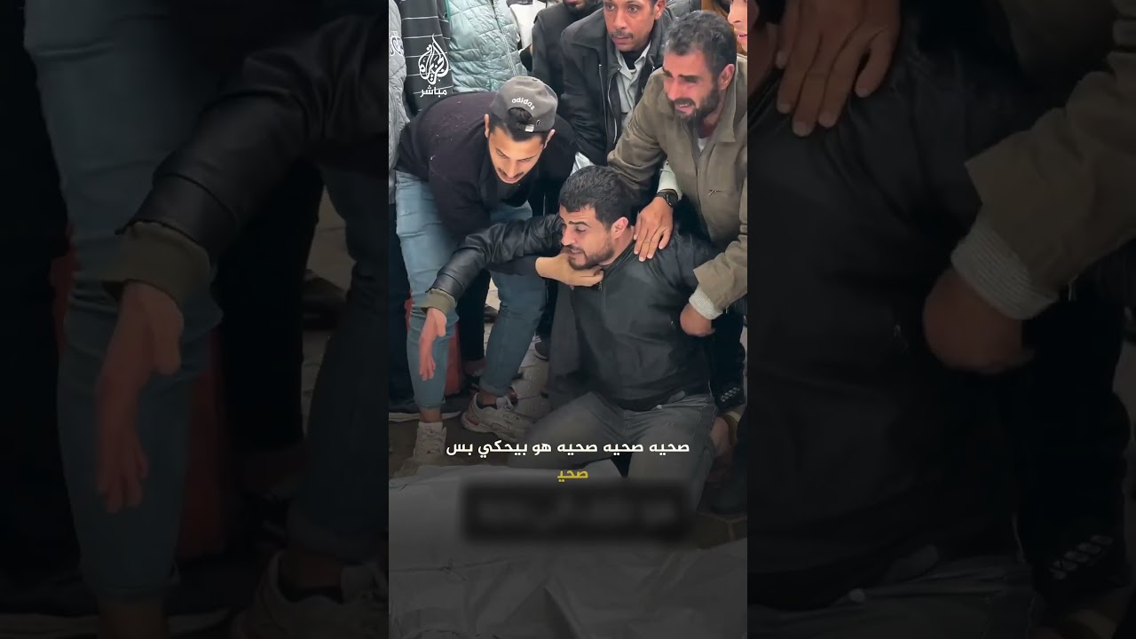 انهار أمام جثمانه.. في مشهد مؤثر فلسطيني يودع ابنه بكلمات تفطر القلب