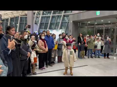 Актюбиский хор поет в аэропорту в Южной Корее.
