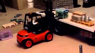 Super Cool! Remote control toy forklift operator video