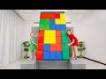 Cinq enfants jouent au tetris gant