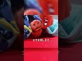 天然のウォータースライダーを楽しむイノシシたち