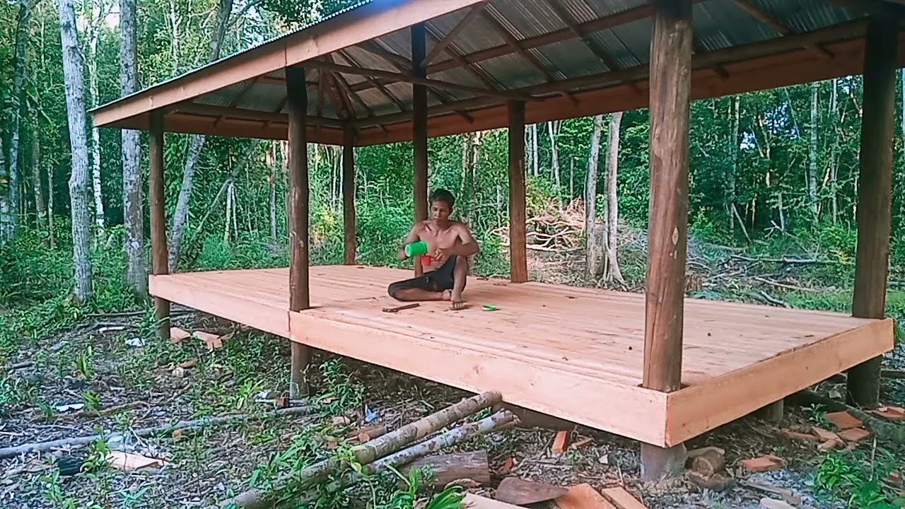 tiga hari membangun rumah kayu tempat berteduh
