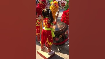 Thumbnail of Bé Gái 7 Tuổi Đánh Trống Múa Lân Cực Hay Lắc Lư Nhịp Trống \ 7 Year Old Kid Lion Dance #Shorts
