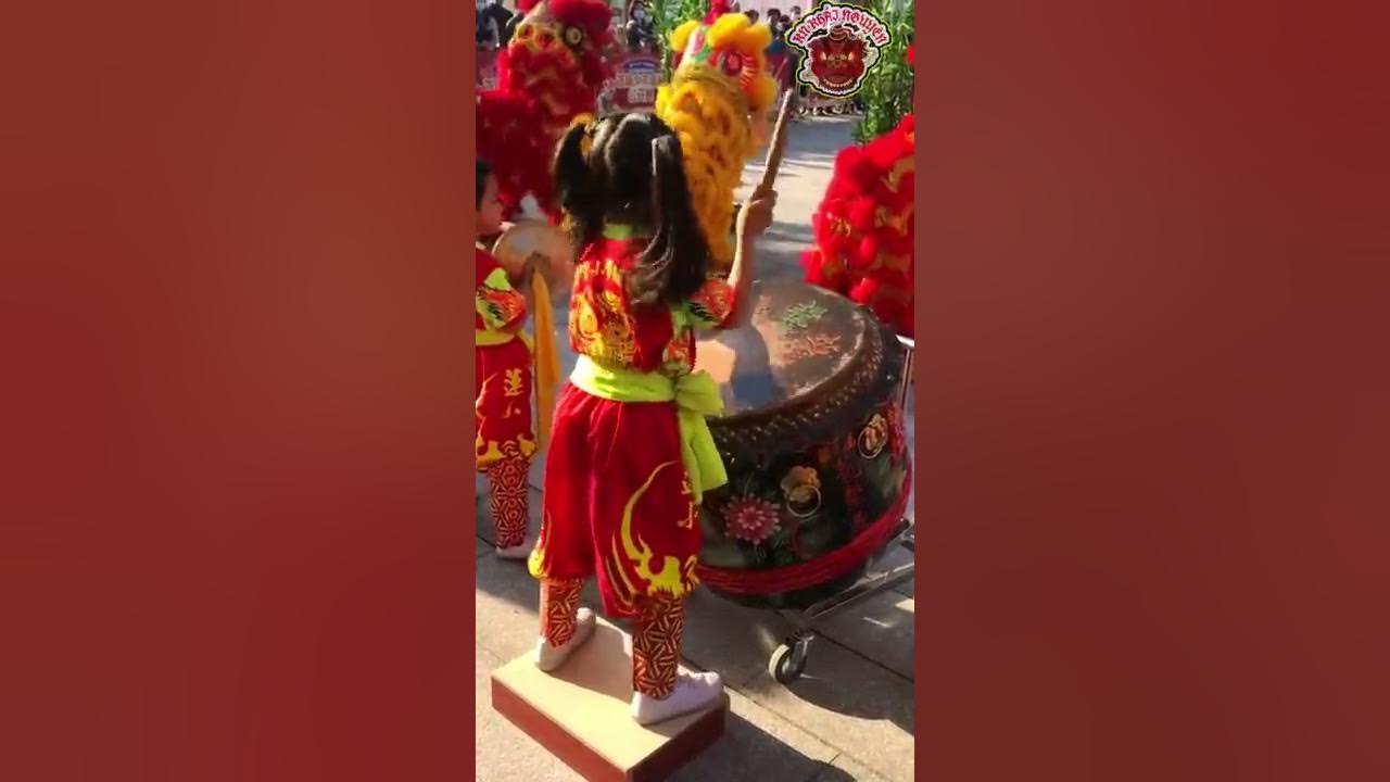 Bé Gái 7 Tuổi Đánh Trống Múa Lân Cực Hay Lắc Lư Nhịp Trống \ 7 Year Old Kid Lion Dance #Shorts