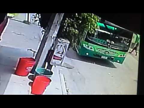 Midibus atropella y mata a mujer en gdl(momento exacto)