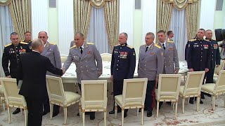 В. Путин встретился  с командирами подразделений, участвующих в специальной военной операции