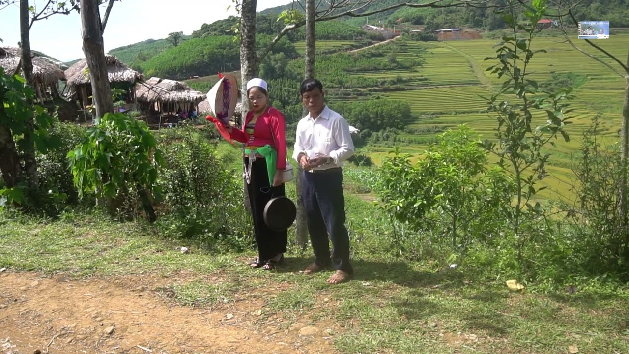 NGHỆ NHÂN HÁT MƯỜNG ĐI THĂM CẢNH ĐẸP RUỘNG BẬC THANG MIỀN ĐỒI.