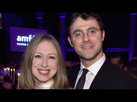 Video: Chelsea Clintons nettoværdi: Wiki, gift, familie, bryllup, løn, søskende